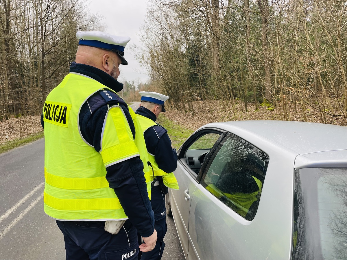 Kierowca i pasażerka poszukiwani to efekt policyjnej kontroli drogowej