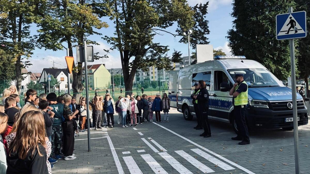 Policjanci edukują dzieci o bezpiecznej drodze do szkoły